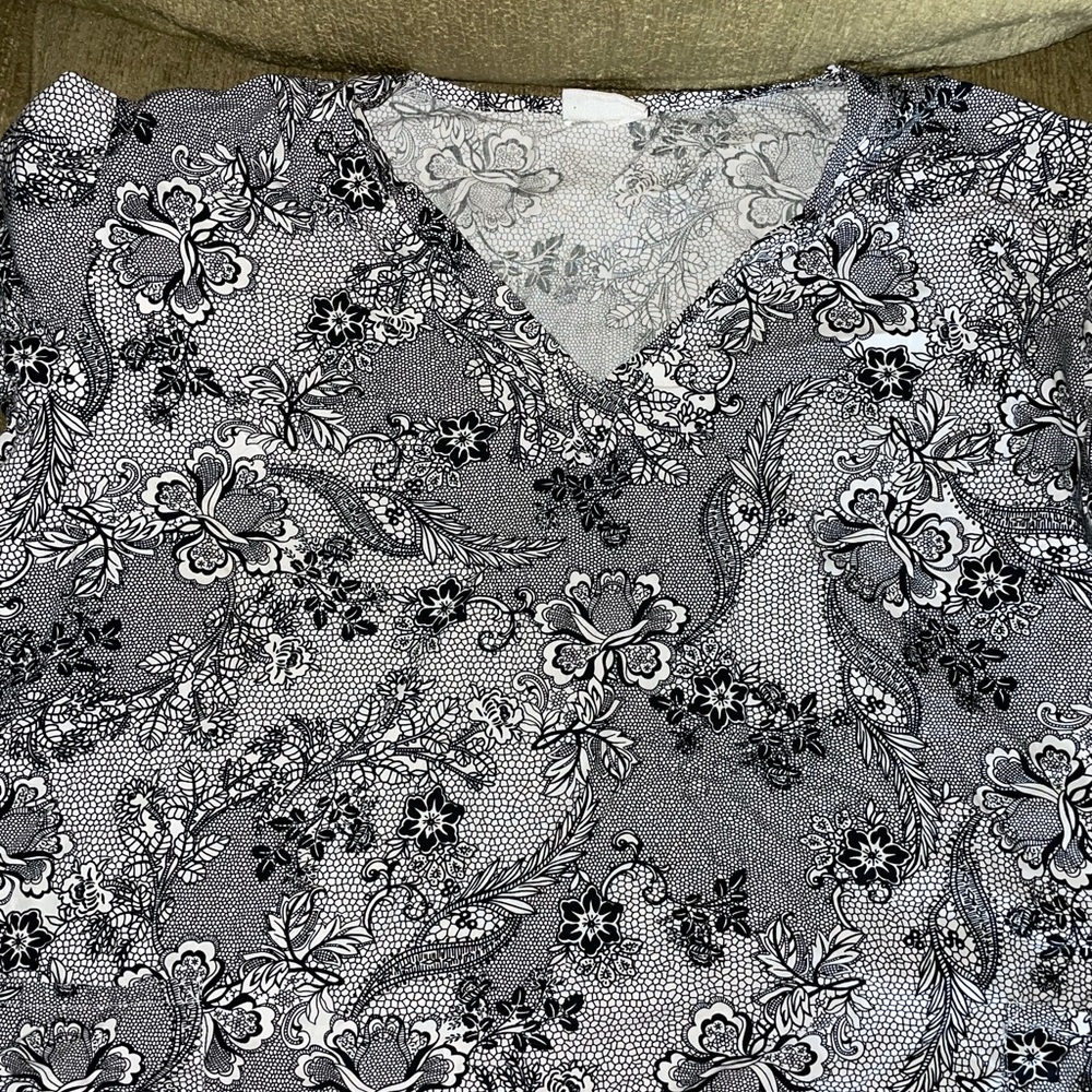 Women’s UA Scrubs black n white floral scrub top v neck 3XL EUC